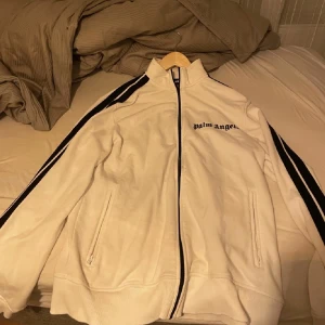Palm angels kofta - Palm angels kofta, säljer den pga den är för stor för mig. Aldrig använd. Villig att gå ner i pris vid snabb affär❤️ den är i storlek M men passar både L och xl 