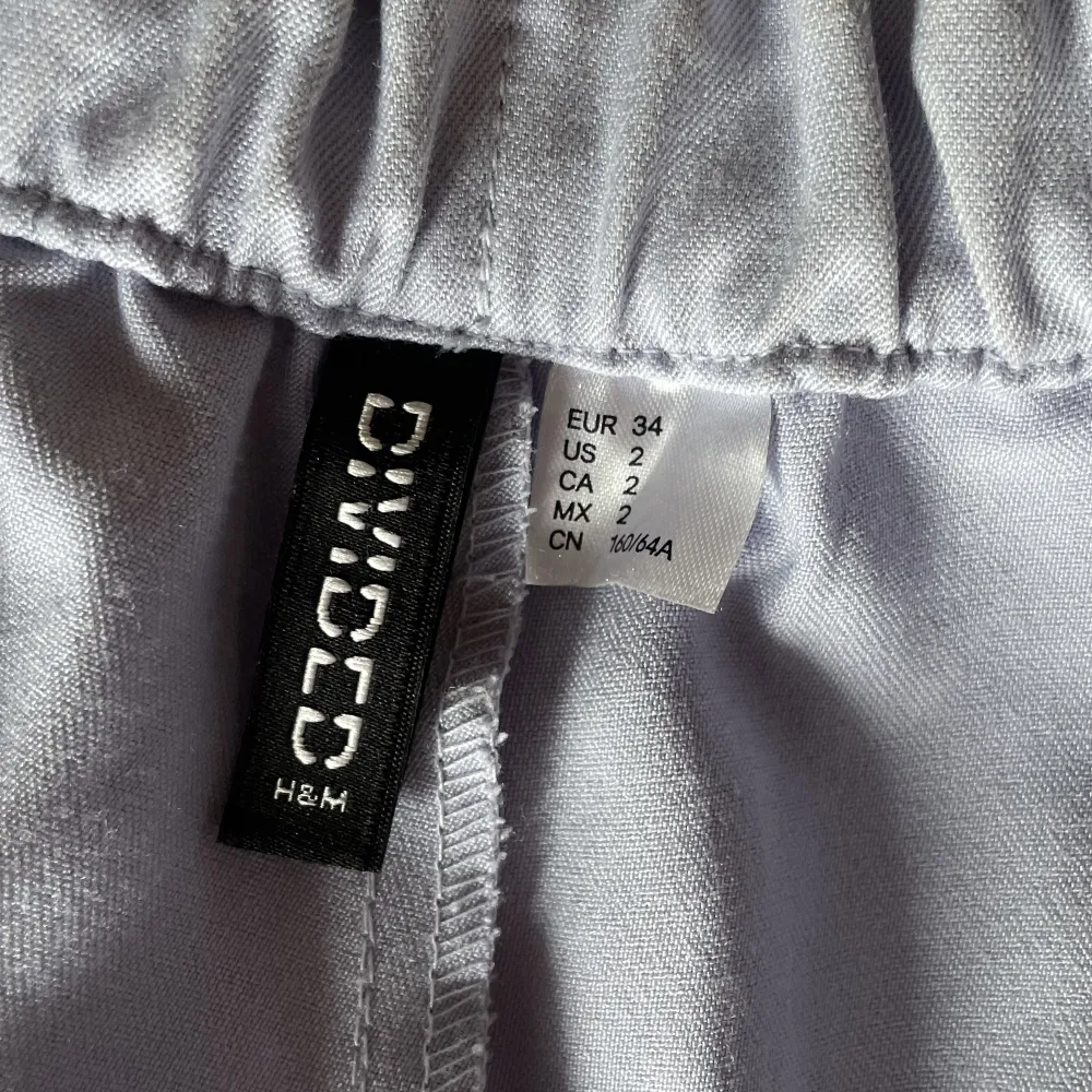 Säljer ett par fina ljuslila kostymbyxor, perfekta nu till sommaren!💕💕 Jag är 1,60 och dom är något långa på mig ;)  Köparen står för frakt:). Jeans & Byxor.