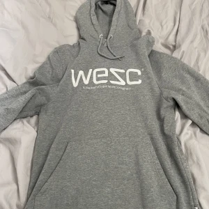 Hoodie - Grå hoodie wesc sparsamt använd fint skick  Pris kan diskuteras 