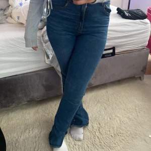 Den är från gina stolek M, de är slits - Byxorna är använda 3 gånger, dem är jätte bra taita sköna men jag har köpt M för de skulle vara lite långa där nere men dem va lite för långa för mig och jag är 1,61 men byxorna är typ 1,63-1,64 lång de gick inte att lämma tvx dem eftersom kvitot va borta