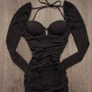 Klänning från oh polly - Säljer min sååå fina klänning från Oh Polly då den inte kommer komma till använding mer😩 Använd endast en gång, så fortfarande i nyskick. Storlek 4 vilket motsvarar xxs/xs ❤️ Hör av er om ni har funderingar eller om ni vill ha fler bilder🤗