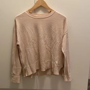 Odd Molly finstickad tröja  - Finstickad tröja från Odd Molly. Ljus beigerosa. Spetslikande stickning på ryggpartiet. Slits i sidorna. Breda muddar. Storlek 1. Använd, men i mycket fint skick. 