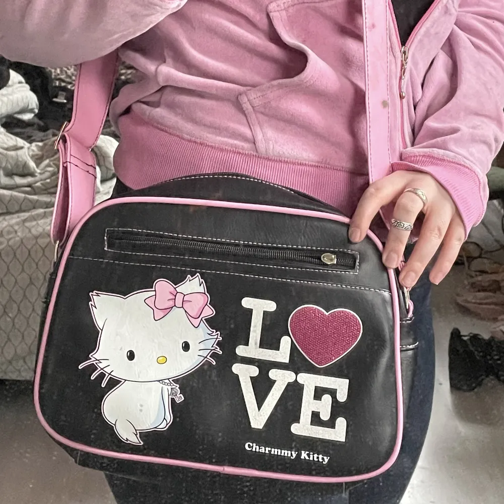 Jag säljer min superfina Hello Kitty väska!🎀 Bandet är justerbar! Skriv gärna vid frågor eller fler bilder!💕. Väskor.