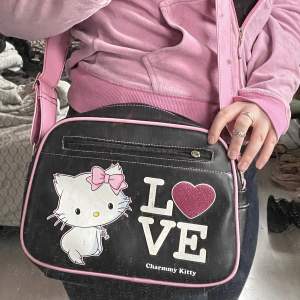 Jag säljer min superfina Hello Kitty väska!🎀 Bandet är justerbar! Skriv gärna vid frågor eller fler bilder!💕
