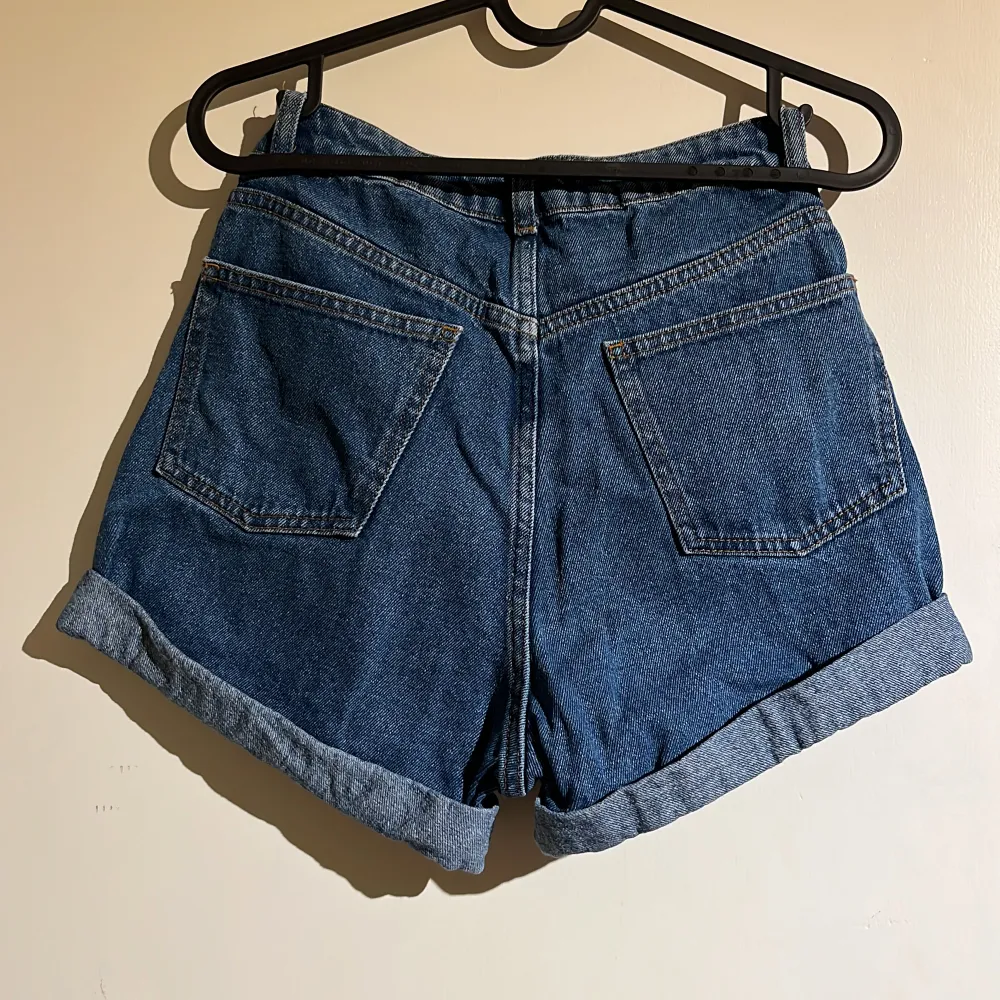 Blå jeansshorts från na-kd i storlek 34. Shorts.