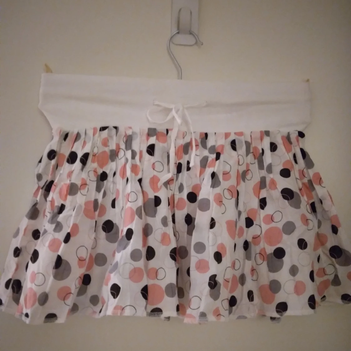 Söt prickig kort kjol, bomull. Strlk 34/XS. HELT NY & OANVÄND.