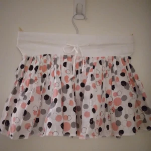 Söt prickig kort kjol, bomull. Strlk 34/XS. HELT NY & OANVÄND. - Söt prickig kort kjol i luftig bomull, fodrad med tunnare vit underkjol. Bred resår med dragsko i midjan.  Strlk 34/XS. HELT NY & OANVÄND. Felfri. 