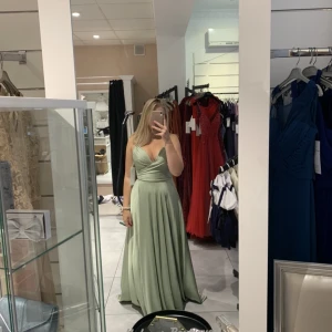 Balklänning - Hej!  Säljer min balklänning pga felköp tyvärr. Aldrig använd, endast provad. Klänningen är skräddarsydd därav priset.  Nypris: 2000kr  Från Helenas boutique