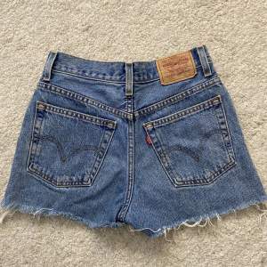 Blå fina jeansshorts från Levis💙 ⭐️JUST NU ALLA JEANS PÅ MIN SIDA 95kr/STYCK⭐️