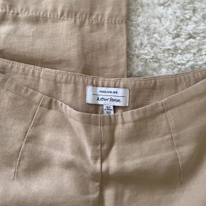 Linnebyxor från other storys - Linnebyxor från & other Stories i strl 36, har en matchande topp också som jag även säljer. 