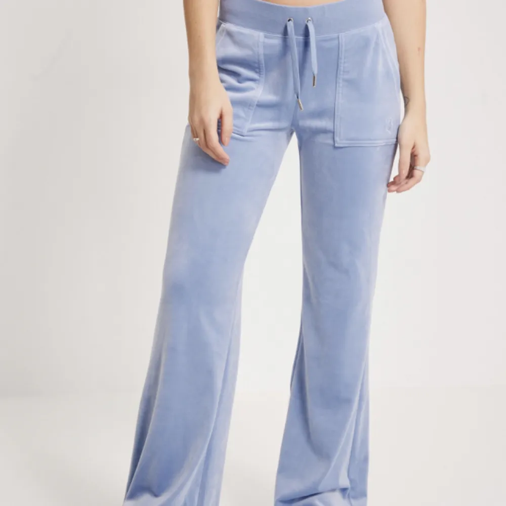 Säljer dessa helt nya juicy couture byxorna, aldrig använda, lappen kvar. Köparen står för frakt . Jeans & Byxor.