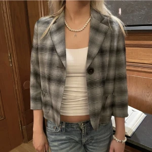 Rutig kavajjacka - Säljer min jätte fina kavajjacka som är köpt från utvalt uf då den inte passade mig. Suuuper fin verkligen!💕🫶🏼🫶🏼