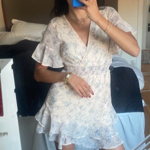 Blommig klänning - Blommig klänning 