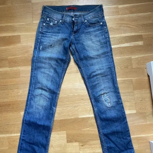 Levis Patty Anne jeans  - Skiiitsnygga low waist jeans från Levis i modellen Patty Anne. Har inga bilder på då de är för små för mig 😭Jag är 173 cm och brukar ha S/M men skulle säga att de passar folk under 170 som brukar ha xs💙