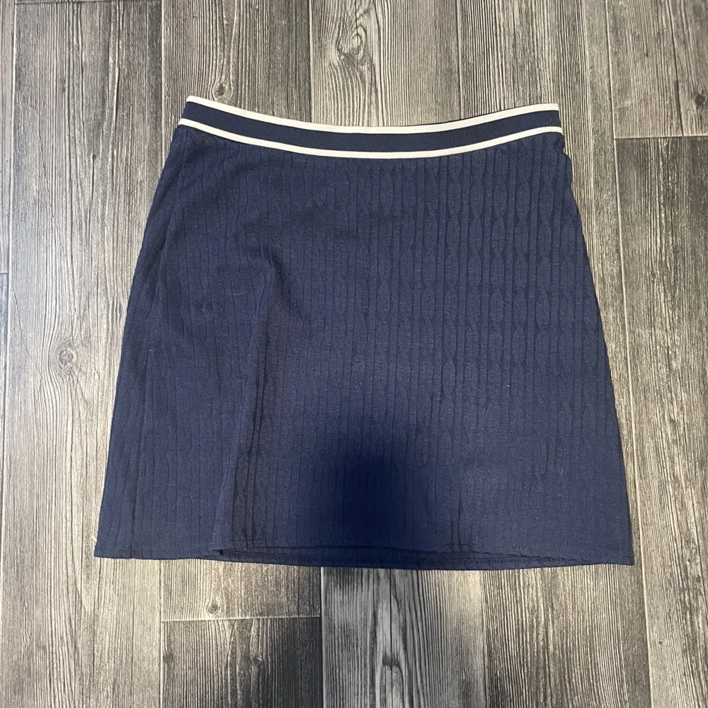 Mörkblå ”kabelstickad” kjol från H&M med vit kant runt midjan. Knappt använd och i nyskick🫶🏻. Kjolar.