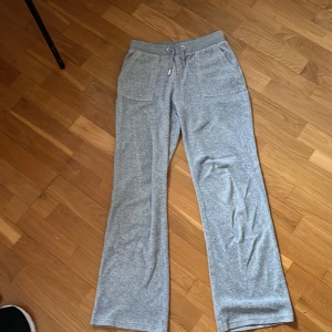 Juicy couture - Mysig och lite använda.  Inga hål och inga fläckar.  (Nelly)