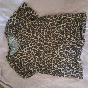 Leopard t-shirt  - T-shirt med leopard mönster. Är stolek XL men skulle säga den är liten i storleken.  För mer info skicka pm.  Ansvarar inte för paketet under frakten. Köparen står för frakten.