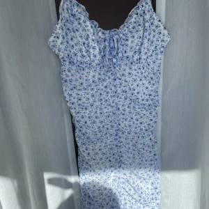 Figurformande klänning  - Säljer min jätte fina sommarklänning från hm (nypris 199kr). Använd 1 gång därav inga defekter.  Längd (kolla sista bilden): 60 cm
