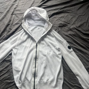 Cp company zip hoodie - Köptes på nk för ca 3 tusen för ca 2 år sen. Har inte använt den så mycket på senaste, håller fortfarande kvaliten. Kom dm för att diskutera om pris! 