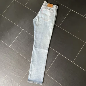 Levi’s Jeans 511 - Blåa levisjeans i storlek W33 L34, raka i modellen. Aldrig använda!