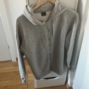 Hoodie  - Helt ny tjocktröja från Gina tricot. Varm och mysig inuti🫶🏻