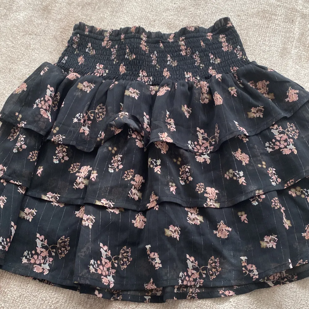 En super fin blommig volang kjol, med guldiga detaljer. Jätte bra till sommaren! Säljer för jag inte använder längre!💘❤️Pris kan alltid diskuteras! . Kjolar.