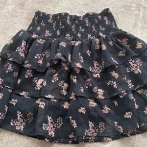 En super fin blommig volang kjol, med guldiga detaljer. Jätte bra till sommaren! Säljer för jag inte använder längre!💘❤️Pris kan alltid diskuteras! 