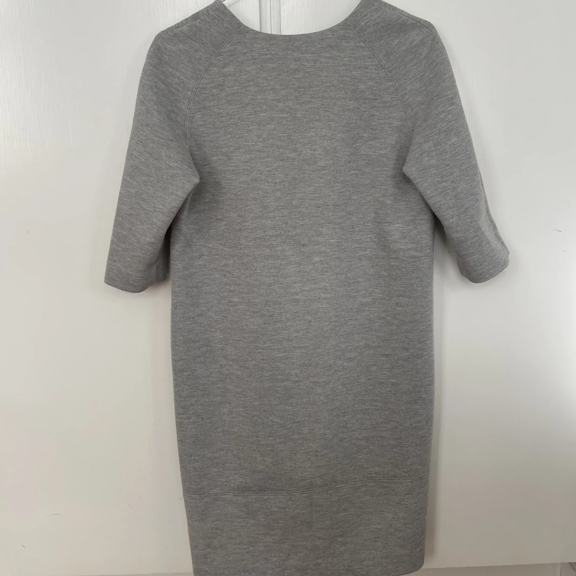 Grå klänning  - 90