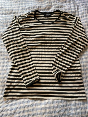 Marimekko tröja - Jättefin marimekko tröja i perfekt skick men har en liten fläck som knappt syns. Storlek står inte men skulle uppskatta till en M. Superbra basplagg inför sommarn