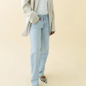 Gina Low straight jeans - Säljer ett par low straight jeans då det inte kommer till användning, nypris 499kr och säljs för 200kr och är i mycket bra sick, skriv vid intresse och köparen står för frakten💗