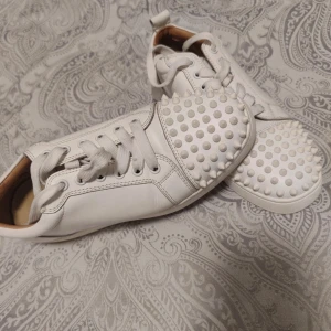 Christian Louboutin, Storlek 38 - Skick: 8.5/10 bara ytligt smutsig på vissa ställen  Mer bilder och info i DMs