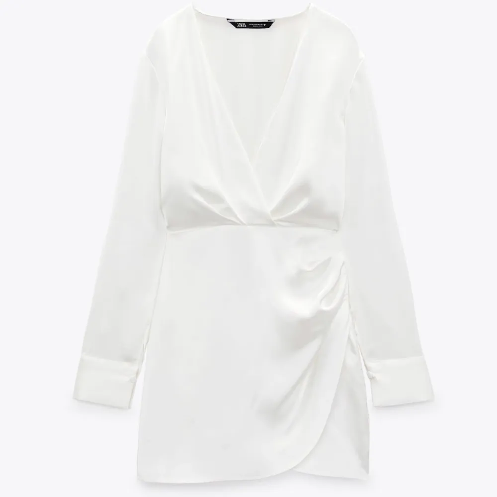 Säljer min vita klänning från zara! Endast använd en gång😜klänningen är slutsåld på zara   perfekt klänning till studenten🙀köpt för 399kr. Klänningar.