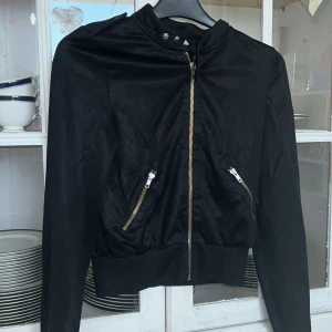 Snygg svart kofta  - En svart tunn kofta som passar perfekt till sommaren.Älskade denna men har tyvärr växt ur den.Obs frakt 45kr