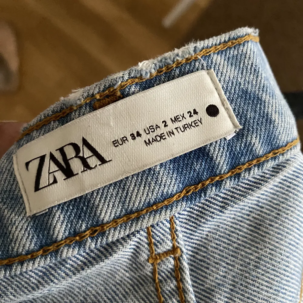 Supersnygga ljusblå jeans från Zara, perfekta till sommaren! Högmidjade med vida ben. Sparsamt använda, som nya! Nypris 400kr . Jeans & Byxor.
