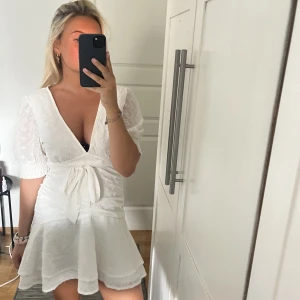 Studentklänning  - Så fin studentklänning!! Endast använd på studentdagen, väldigt fint skick. Från Showpo!! Storlek 38