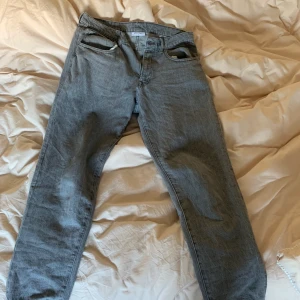 Vailent Jeans storlek L   - Ny pris 700kr,Har använt dem enstaka gånger för de blev för små ganska snabbt, och dem är ganska små i storlek  så om du har M kan du ha dem här. Kan sänka priset lite 