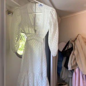 Studentklänning  - Jag säljer min studentklänning som har använts en gång i juni 2022.  Den är ifrån DM retro och har en fin urringning, bra längd (jag är 170) och öppen del vid ryggen och vid sidorna!!  