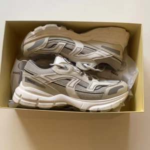 Axel Arigato Marathon R-Trail - Axel Arigato Marathon R-Trail. Storlek 43. Använda endast ett fåtal gånger. Nypris 3050kr. Box ingår.