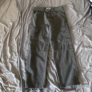 Säljer mina Cargo pants från Bershka i strl EUR40. Ur perspektiv sitter dem som W30/31 L32. Dem är använda en gång, därav saknas prislappen, annars är dem i nyskick. Är du intresserad eller har några frågor, hör av dig💫