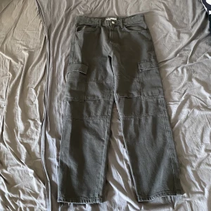 Cargo pants - Säljer mina Cargo pants från Bershka i strl EUR40. Ur perspektiv sitter dem som W30/31 L32. Dem är använda en gång, därav saknas prislappen, annars är dem i nyskick. Är du intresserad eller har några frågor, hör av dig💫