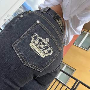 Säljer dessa snygga lågmidjade Victoria Beckham jeans 🤩 bootcut modell och passar bra på mig med 38/40🫶🏼 Midja: ca 90 cm (större mått eftersom de är lågmidjade), höft: ca 110 cm, Innerbenslängd: ca 80 cm🥰