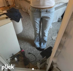 low waist jeans - säljer återigen dessa supersnygga jeans från zara! dem är low waist och sitter jättebra på. inga skador och är i nyskick. köpta för 500kr men kan tänka mig o sälja för 350kr