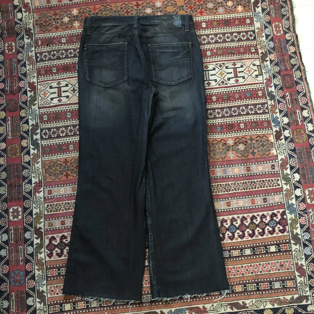 längd: 100cm midja: 42cm benöppning 27cm. Jeans & Byxor.