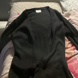 Kofta - En jättefin typ kofta som är glittrig från vila. Storlek L men skulle säga att den passa mig som har storlek S. Armarna lite korta. Älskar glittret som man ser på sista bilden 