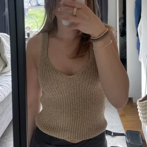 Beige/brunt stickat linne med guldglitter - Superfint stickat linne med glitter🥰Nyköpt från NA-KD storlek XS