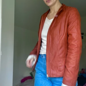 Röd läderjacka - Äkta skinn. Storlek M. Märke missha. 