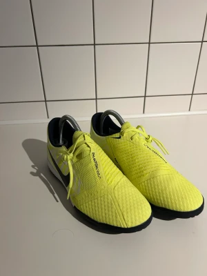 Adidas phantom innomhusskor - Adidas phantom inomhus skor gula Storlek 41 passar även storlek 40 Använd 1 gång