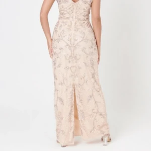 Festklänning  - En festklänning som endast använts en natt. Bilderna uppskattar inte färgen lika bra som ögat irl men det är en ljusrosa klänning med paljetter mm. Kontakta mig innan ni trycker på ”köp nu”, tack! 