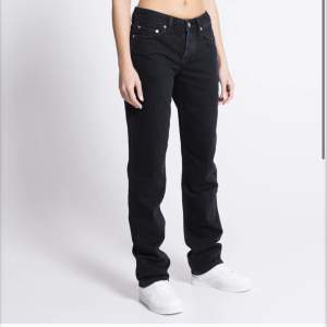 Skit snygga svarta jeans från Lager 157 i storlek S. Säljer då dem inte kommer till någon användning. Använda 1 gång så i fint skick☺️ Köpta för 400kr. Skriv för fler bilder eller info, (inte mina bilder i annonsen)💕