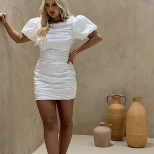 Vit klänning - Klänning från linnahlborg x Nelly, säljer då den inte kommer till användning. Passar xs-m aldrig använd